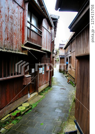 北前船の寄港地として発展し伝統的建造物が数多く残る港町… 佐渡『宿根木』 125415708