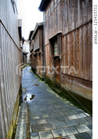 北前船の寄港地として発展し伝統的建造物が数多く残る港町… 佐渡『宿根木』 125415711