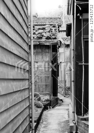 北前船の寄港地として発展し伝統的建造物が数多く残る港町… 佐渡『宿根木』 125415712