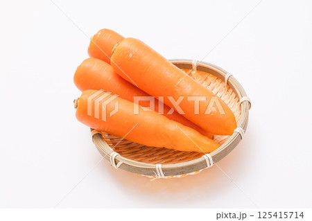 かごに乗ったにんじん 125415714