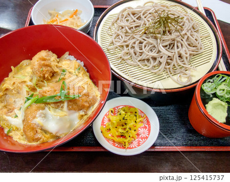 牡蠣フライ丼とざるそばで夏を乗り切る 125415737