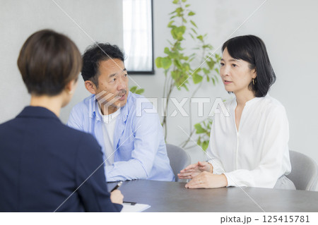 相談するミドル夫婦　　 125415781