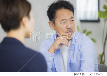 相談するミドル夫婦　　 125415786