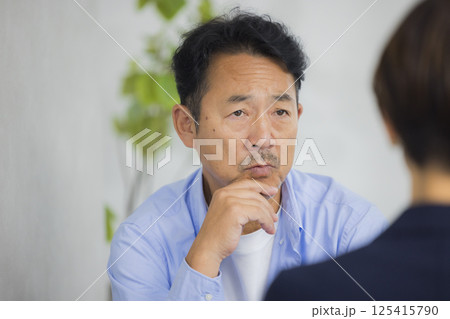 相談するミドル夫婦　　 125415790