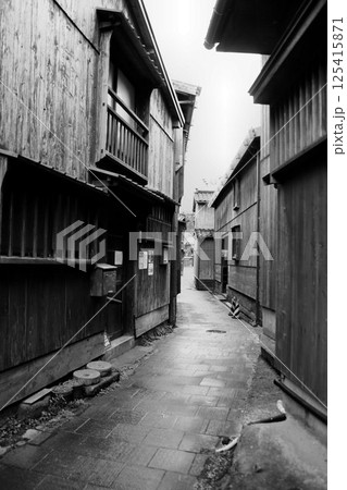 北前船の寄港地として発展し伝統的建造物が数多く残る港町… 佐渡『宿根木』 125415871