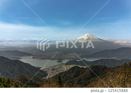 新道峠ツインテラスから望む富士山と河口湖 新道峠ツインテラスから望む富士山と河口湖 125415888