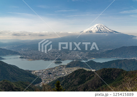 新道峠ツインテラスから望む富士山と河口湖 新道峠ツインテラスから望む富士山と河口湖 125415889