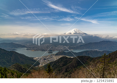 新道峠ツインテラスから望む富士山と河口湖 新道峠ツインテラスから望む富士山と河口湖 125415891