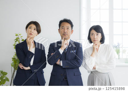 考える男女ビジネスマン 考える男女ビジネスマン 125415898
