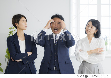 考える男女ビジネスマン 考える男女ビジネスマン 125415903