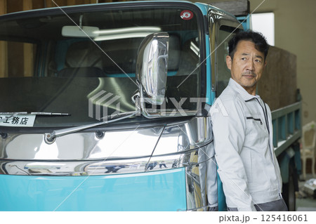 トラックの前で立つ作業員　 125416061