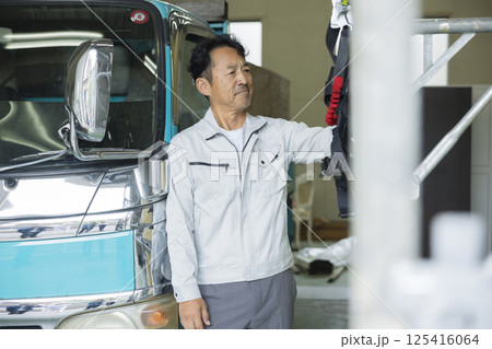 トラックの前で立つ作業員 トラックの前で立つ作業員 125416064