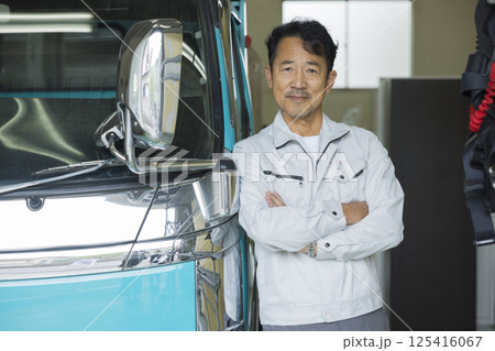 トラックの前で立つ作業員　 125416067