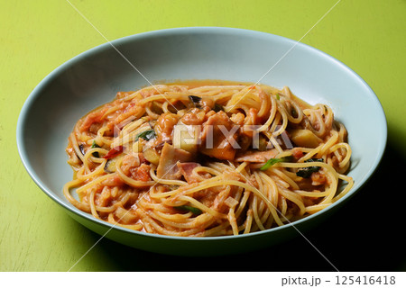 小松菜と茄子のトマトソースパスタ 125416418