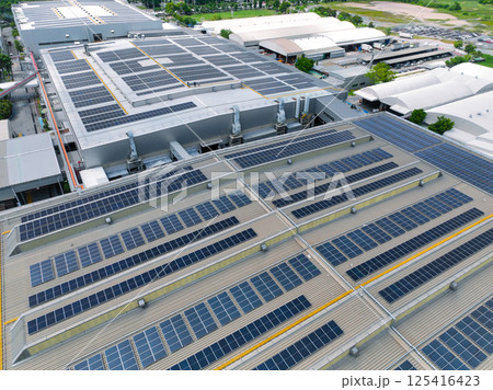 Solar-powered warehouse facility. Modern distribution center with rooftop solar panel. Eco-friendly warehouse. Sustainable logistics solutions for reduced carbon footprint. Sustainable energy. 125416423