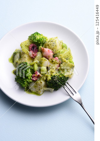 タコとブロッコリーのバジルサラダ 125416449