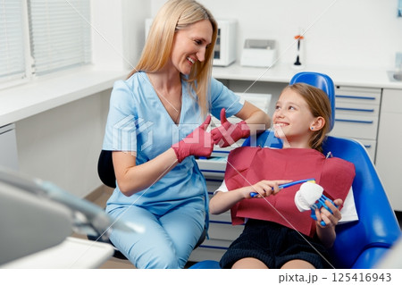 pediatric dentist, dental cleaning, healthy teeth, dental care kids, dentist concept, oral care, dental health 125416943