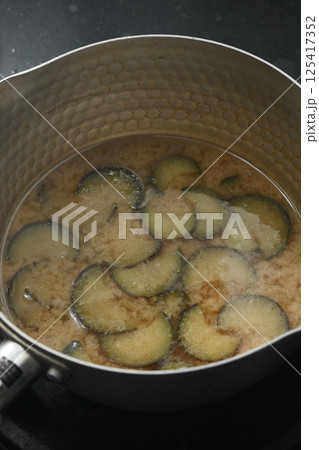 鍋に入ったナスの味噌汁　 125417352
