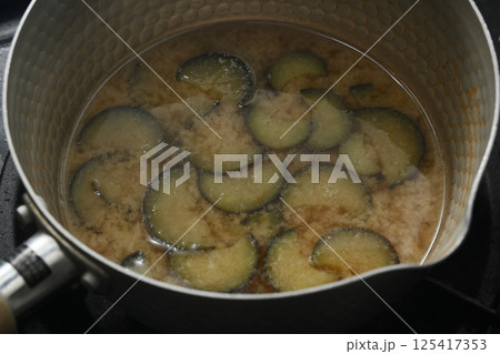 鍋に入ったナスの味噌汁 鍋に入ったナスの味噌汁 125417353