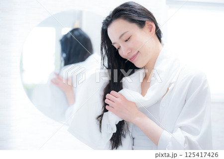 お風呂上りに髪の毛をタオルドライする女性 125417426