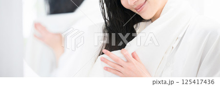 お風呂上りに髪の毛をタオルドライする女性　顔無しのバナー 125417436