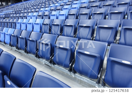 スタジアムの観客席に並ぶ座席シート スタジアムの観客席に並ぶ座席シート 125417638