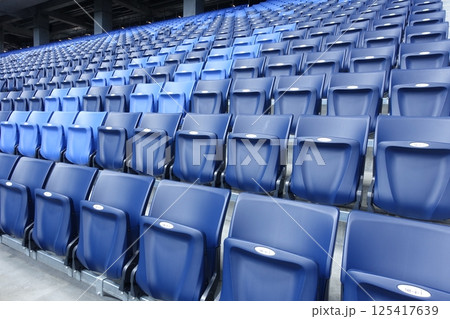 スタジアムの観客席に並ぶ座席シート 125417639