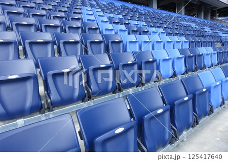 スタジアムの観客席に並ぶ座席シート 125417640