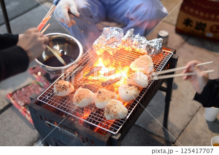 バーベキューでおにぎりを焼く バーベキューでおにぎりを焼く 125417707