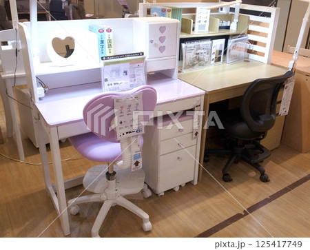 家具売り場　勉強机　学習机　子供部屋　ショッピング 125417749
