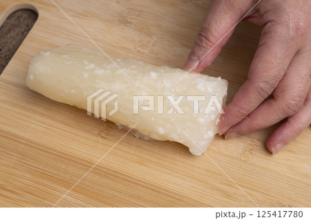 べったら漬けを包丁切る 125417780