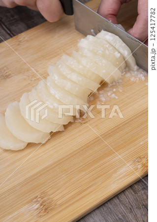 べったら漬けを包丁切る 125417782