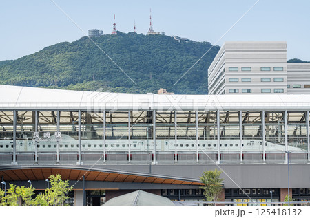 長崎県長崎市 建て替えられたJR長崎駅(停車している新幹線車両と後ろに見える稲佐山) 長崎県長崎市 建て替えられたJR長崎駅(停車している新幹線車両と後ろに見える稲佐山) 125418132