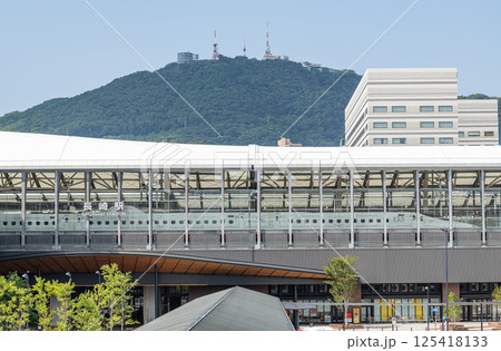 長崎県長崎市 建て替えられたJR長崎駅(停車している新幹線車両と後ろに見える稲佐山) 長崎県長崎市 建て替えられたJR長崎駅(停車している新幹線車両と後ろに見える稲佐山) 125418133