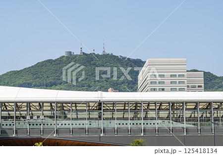 長崎県長崎市 建て替えられたJR長崎駅(停車している新幹線車両と後ろに見える稲佐山) 長崎県長崎市 建て替えられたJR長崎駅(停車している新幹線車両と後ろに見える稲佐山) 125418134
