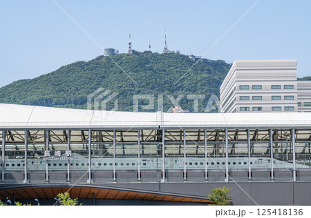 長崎県長崎市 建て替えられたJR長崎駅(停車している新幹線車両と後ろに見える稲佐山) 長崎県長崎市 建て替えられたJR長崎駅(停車している新幹線車両と後ろに見える稲佐山) 125418136