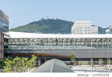 長崎県長崎市 建て替えられたJR長崎駅(停車している新幹線車両と後ろに見える稲佐山) 長崎県長崎市 建て替えられたJR長崎駅(停車している新幹線車両と後ろに見える稲佐山) 125418159