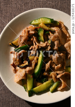 豚肉と茄子と胡瓜のピリ辛味噌炒め 豚肉と茄子と胡瓜のピリ辛味噌炒め 125418171