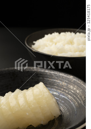 べったら漬けとごはん　黒背景 125418175