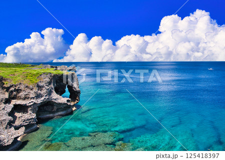 万座毛の美しいサンゴ礁の海 125418397