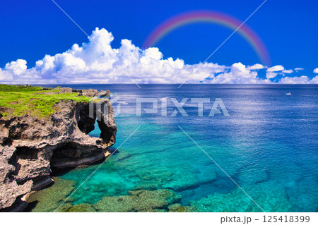 万座毛の美しいサンゴ礁の海 125418399