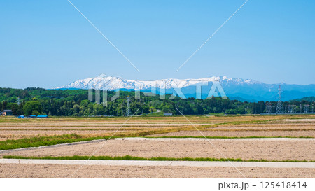 会津盆地から望む飯豊山地（春） 125418414