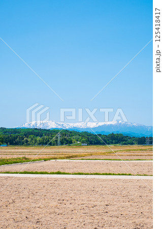会津盆地から望む飯豊山地（春） 125418417