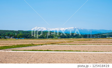 会津盆地から望む飯豊山地（春） 125418419