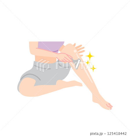 自分で脛の脱毛をする女性 125418442