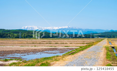 会津盆地から望む飯豊山地（春） 125418455