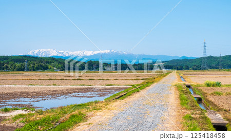 会津盆地から望む飯豊山地（春） 125418458