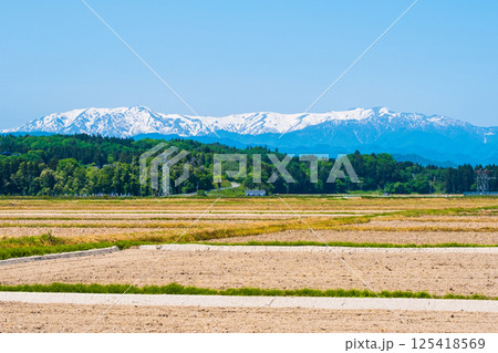 会津盆地から望む飯豊山地（春） 125418569