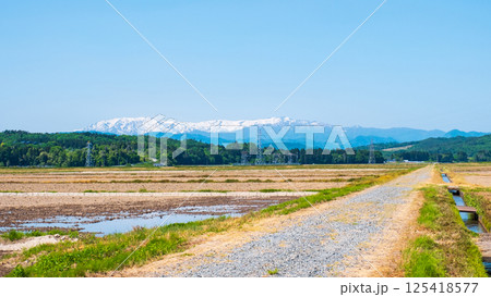 会津盆地から望む飯豊山地（春） 125418577