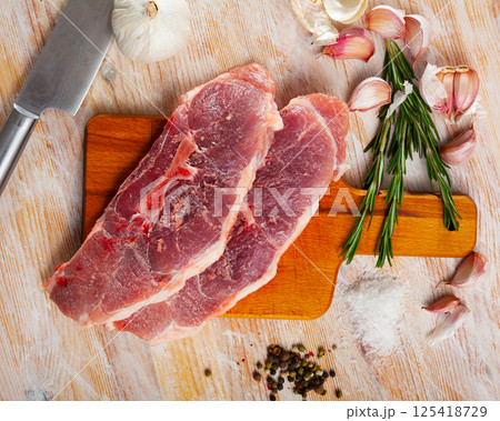 Close up of raw pork's fillet shoulder with garlic and rosemary 125418729